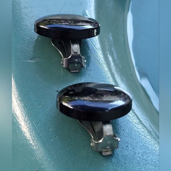 Vintage button clip on earrings --Black - Picture 3 of 5